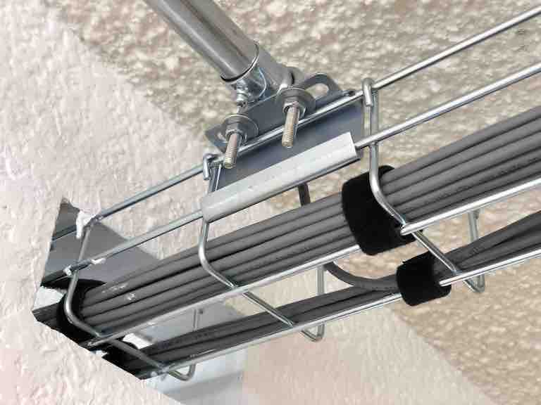 Derivación fijada a charola